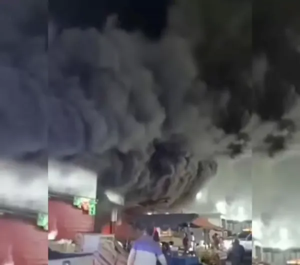 Bomberos de Caracas controlaron incendio en el Mercado Mayorista de Coche