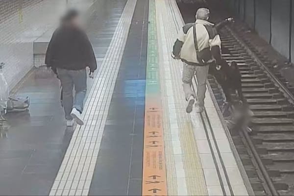 Pasajeros salvaron a un hombre de morir atropellado en el Metro de Barcelona