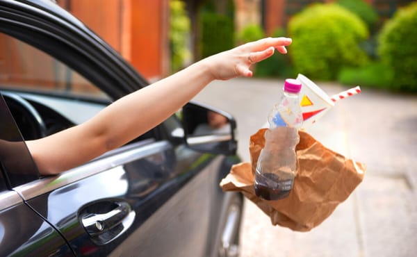 Hombre que botaba basura recurrentemente en la calle fue detenido en Cumaná