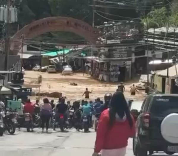 Rotura de tubería en La Guairita inundó vía hacia el Cementerio del Este