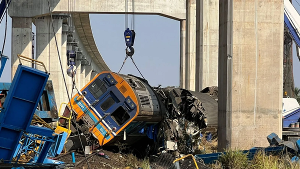 Colapso de una grúa sobre tren en movimiento dejó 29 fallecidos y 63 heridos en Tailandia