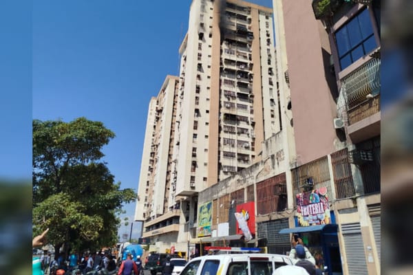 Incendio en edificio residencial de Maracay dejó una persona fallecida