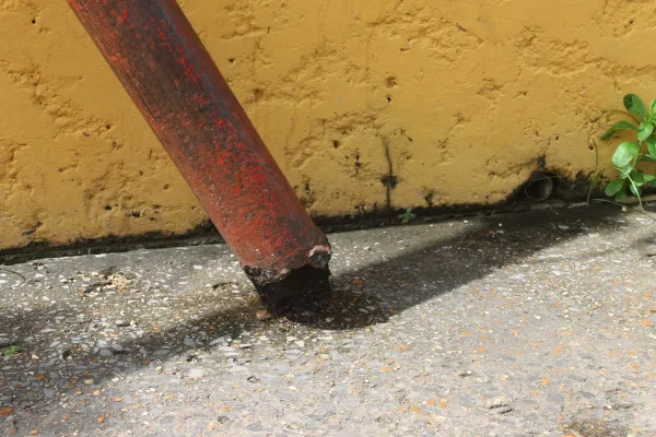 MONAGAS | Habitantes de Los Cortijos denunciaron poste eléctrico en riesgo de colapso