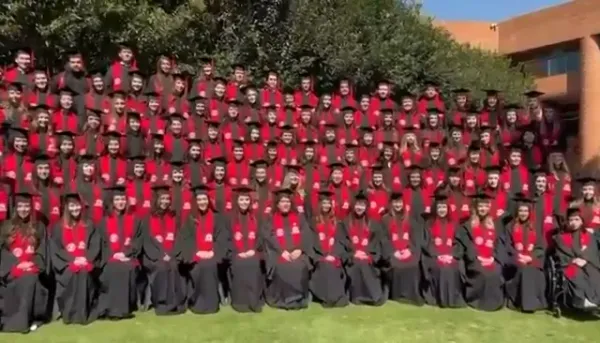 Colapsó estructura durante foto de graduación en Ciudad de México