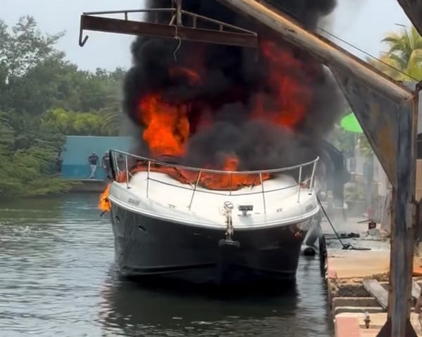 Lancha se incendió en conjunto residencial «Aguamarina» de Lechería: bomberos sofocaron las llamas