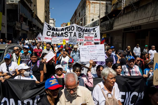 Manifestantes rompieron piquete de la PNB y avanzan a Miraflores para exigir mejores salarios