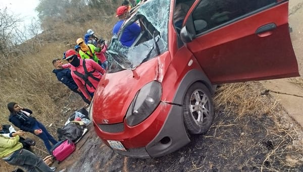 Taxi volcó tras ser golpeado por un camión de carga en Anzoátegui: hay cuatro heridos