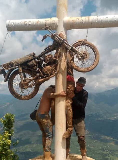 Motorizados profanaron un monumento religioso durante una peregrinación en Lara