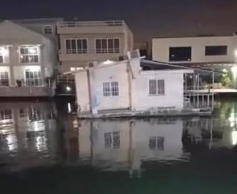 Casa flotante se desprendió y quedó a la deriva en los canales de Lechería