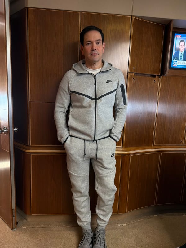 Revuelo en redes sociales: Marco Rubio usó     atuendo similar al de Maduro durante viaje a China