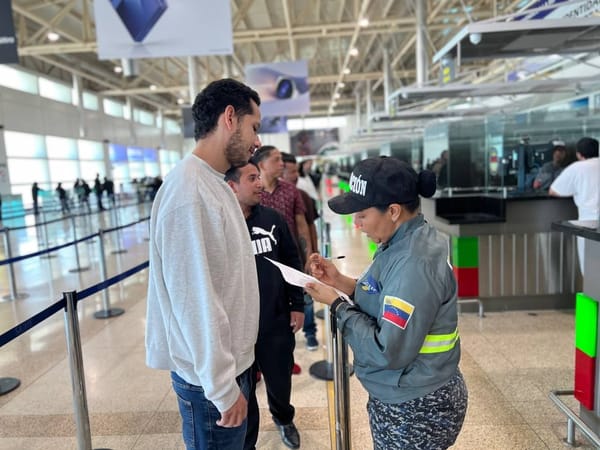 Continúan las repatriaciones: aterrizó en Maiquetía el vuelo 143 procedente de EE. UU.