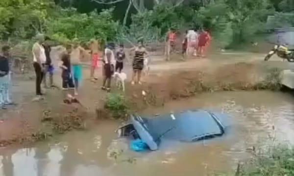Vehículo volcó y cayó en un canal de riego en la carretera Cumaná – San Juan
