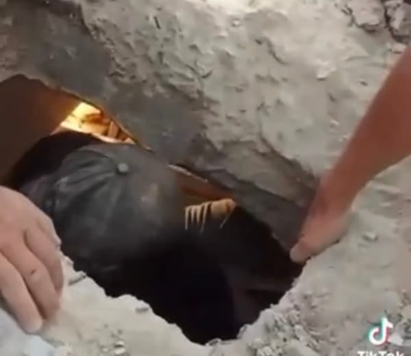 La solidaridad continúa: civiles logran rescatar a un niño atrapado tras el terremoto