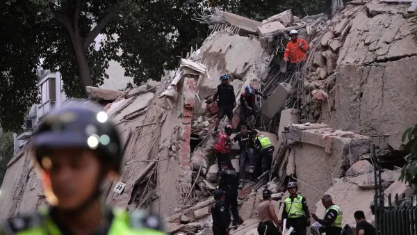 Organismos de seguridad realizan labores de rescate en zonas afectadas por el sismo en Caracas