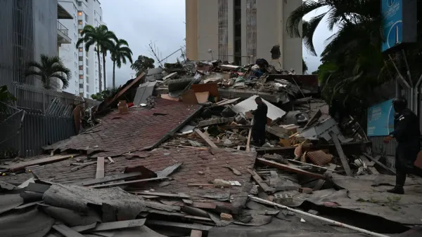Cuerpos de rescate intentan auxiliar a familia atrapada en edificio colapsado en Caracas