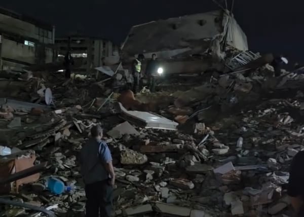 Hombre busca a su madre entre los restos de un edificio colapsado en Caracas