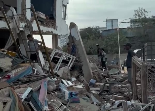 Personas bajo los escombros aguardan la llegada de equipos de rescate en La Guaira