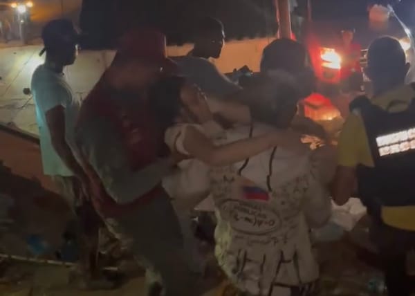 Rescataron con vida a una joven atrapada bajo una estructura colapsada en La Guaira