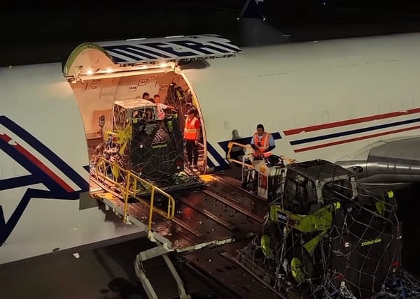 Primer avión con ayuda humanitaria de El Salvador llegó al país para apoyar labores de rescate