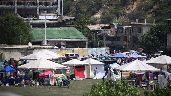 Artistas de circo visitan refugios para brindar alegría a los niños tras los terremotos