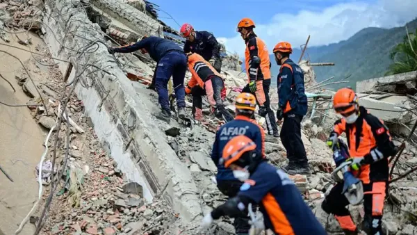 Rescatistas trabajan para salvar a hombre atrapado en Galerías Playa Grande