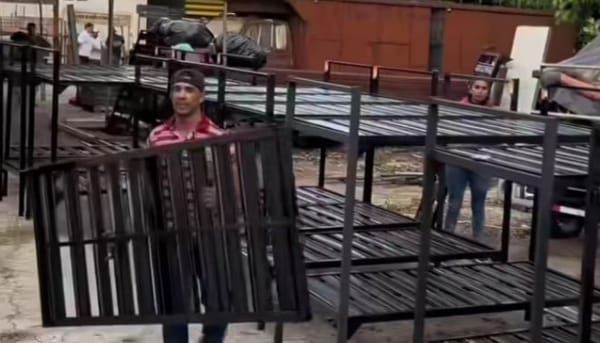 Empresa de Lara fabrica literas para enviarlas a damnificados de La Guaira