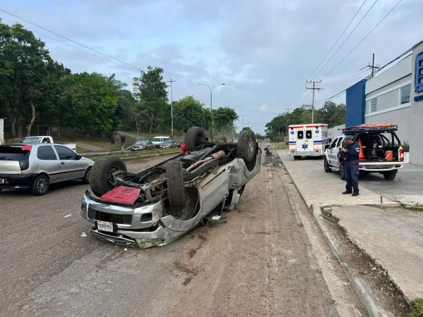 Conductor resultó herido tras vuelco en la avenida Cruz Peraza de Maturín