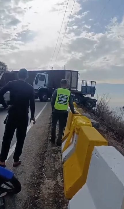 Gandola casi cayó por un barranco en la vía nacional Cumaná – Puerto La Cruz