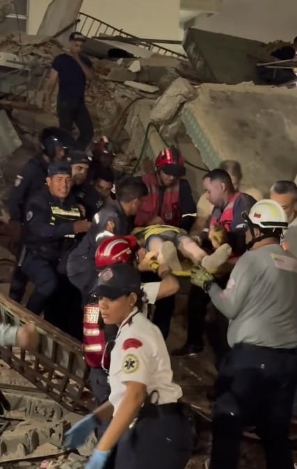 Rescataron a un adolescente que quedó atrapado en edificio derrumbado por terremoto en Caracas