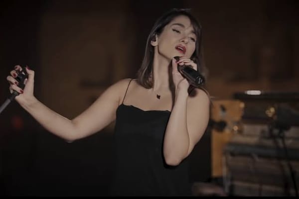 Irán condenó a 74 latigazos a la artista Parastoo Ahmadi por cantar sin velo en concierto virtual