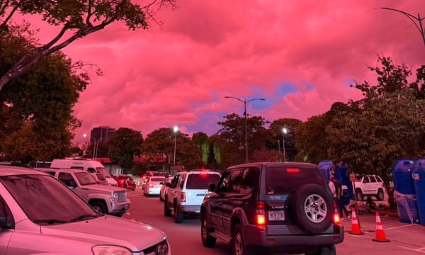 Atardecer de tonos rojizos sorprendió a los habitantes de Caracas este 30 de junio