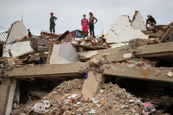 Comercios vuelven a abrir en La Guaira para enfrentar el impacto de los terremotos