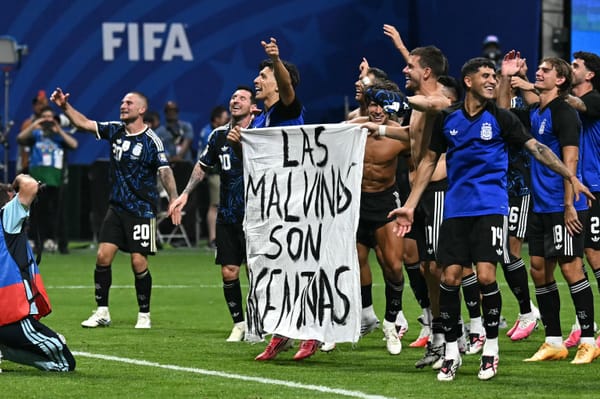 Argentina enfrenta posible multa de la FIFA por pancarta sobre las Malvinas