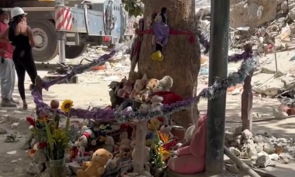Crearon un altar con juguetes en memoria de los niños fallecidos tras los terremotos en La Guaira