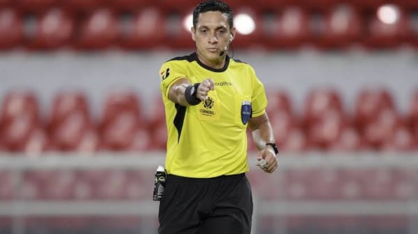 Árbitro venezolano Jesús Valenzuela recibió una medalla conmemorativa de la FIFA