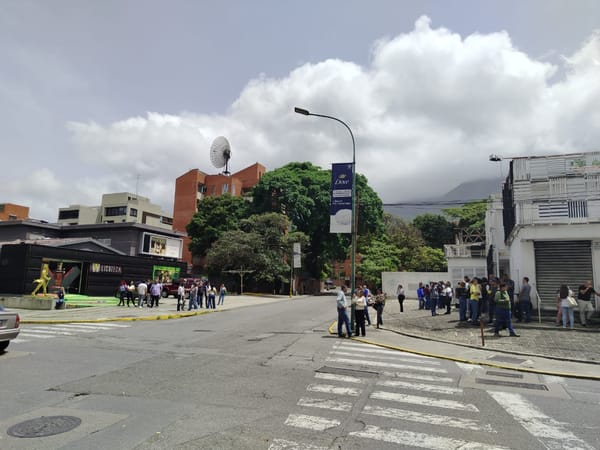 Ciudadanos evacuaron edificios en Caracas tras la réplica de magnitud 3,9 registrada este viernes