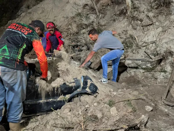 Tres vehículos quedaron tapiados por un derrumbe en la Colonia Tovar: no se registraron heridos