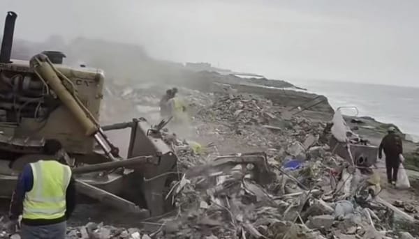 Escombros dejados por terremotos en La Guaira fueron arrojados a la orilla del mar