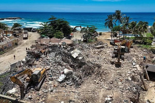 Denunciaron que escombros producto de terremotos en La Guaira están cayendo al mar