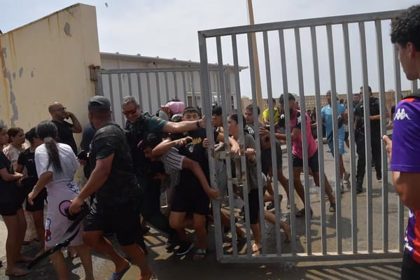 Emergencia en España: cientos de migrantes marroquíes cruzaron a la fuerza hacia Ceuta