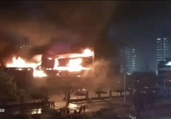 Voraz incendio consumió parte del Centro Comercial Los Cedros en Margarita