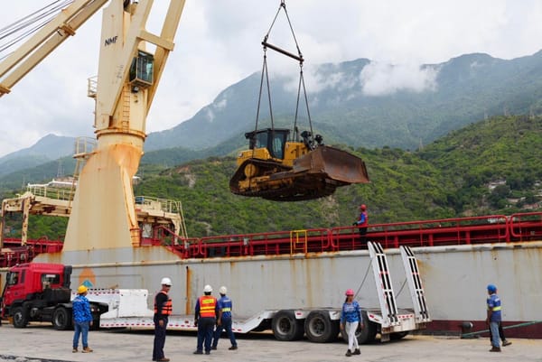 EE. UU. entregó maquinaria para agilizar remoción de escombros en La Guaira