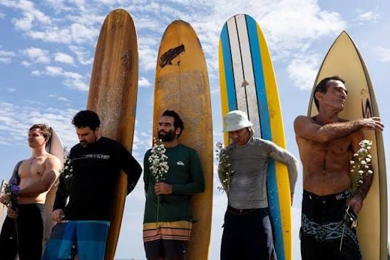 Surfistas de La Guaira se reunieron en el mar para recordar a las víctimas de los terremotos