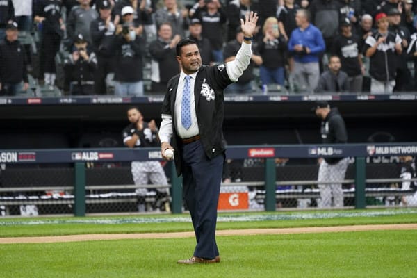 Los Medias Blancas de Chicago retiraron el número 13 en honor al venezolano Oswaldo Guillén