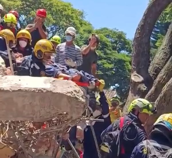 Diana fue rescatada con vida tras quedar atrapada bajo los escombros en Cali