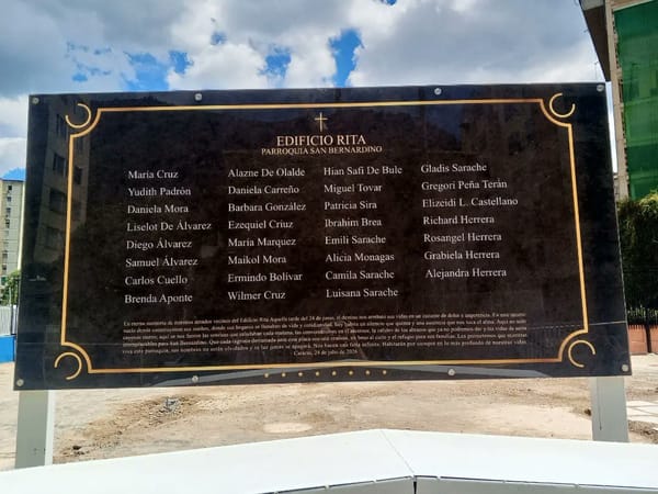 Instalan placa conmemorativa por los 31 fallecidos en el edificio Rita de San Bernardino
