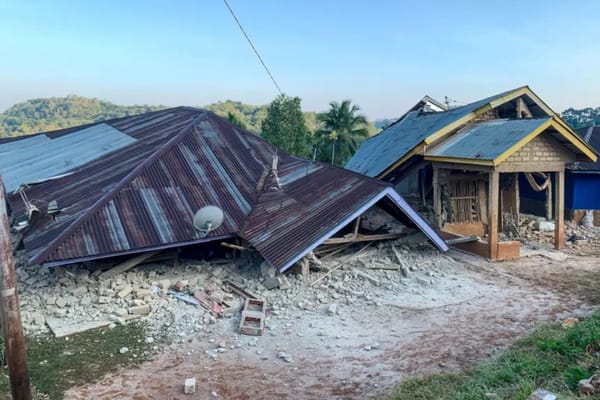 Terremoto de 7,7 sacudió Indonesia y fue seguido por varias réplicas
