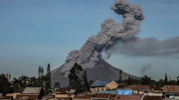 Volcán Sinabung entra en erupción y expulsa cenizas a más de 3.500 metros en Indonesia
