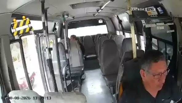 Motorizado chocó contra un bus y salió proyectado hacia su interior en Colombia