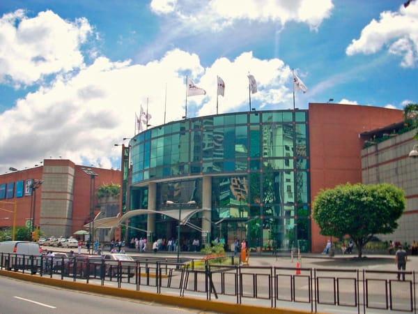 Centros comerciales de Venezuela mantendrán plan de ahorro eléctrico hasta octubre